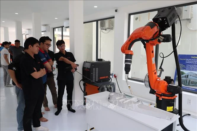 Nghị quyết 71-NQ/TW: Cơ hội để sinh viên tiếp cận các công nghệ hiện đại Nghị quyết 71-NQ/TW: Cơ hội để sinh viên tiếp cận các công nghệ hiện đại