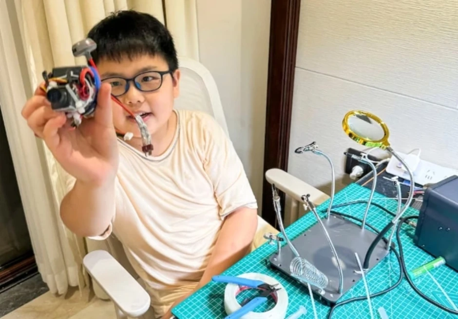 Nghi vấn 'thần đồng' 14 tuổi tự chế động cơ phản lực Nghi vấn 'thần đồng' 14 tuổi tự chế động cơ phản lực