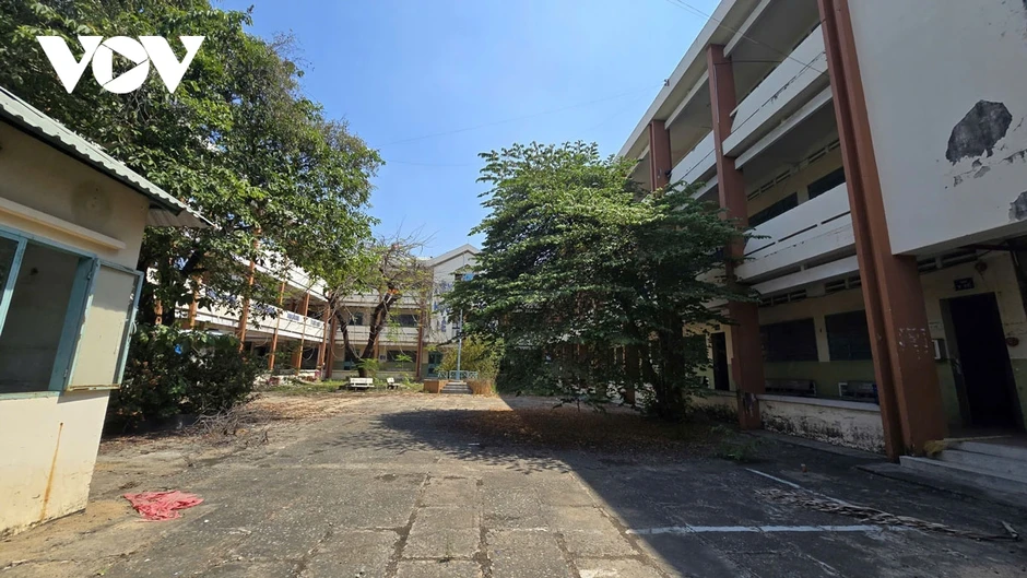 Ngôi trường 3 tầng ở TP.HCM bị bỏ hoang, cỏ mọc um tùm