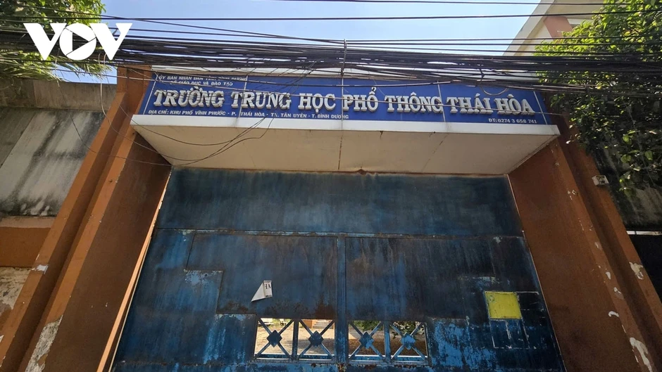 Ngôi trường 3 tầng ở TP.HCM bị bỏ hoang, cỏ mọc um tùm