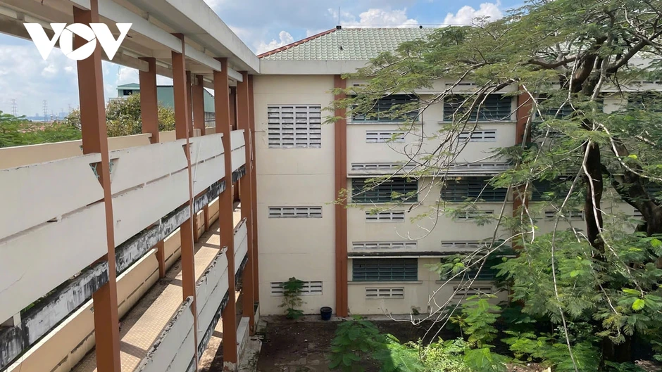 Ngôi trường 3 tầng ở TP.HCM bị bỏ hoang, cỏ mọc um tùm