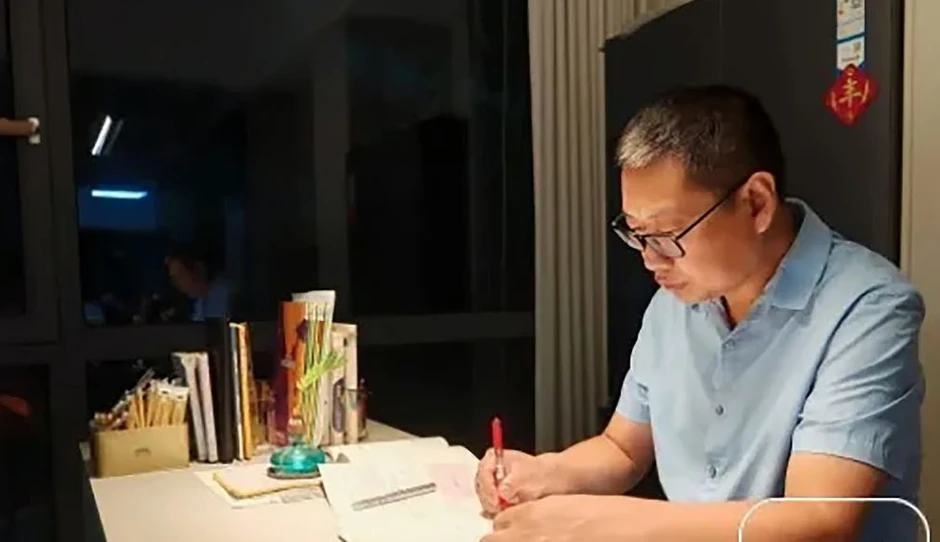 Người bố 44 tuổi đỗ cao học sau lời thách đố của con gái Người bố 44 tuổi đỗ cao học sau lời thách đố của con gái