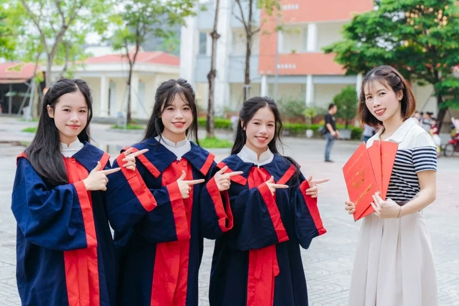 Người mẹ nuôi 3 con gái sinh 3 cùng trúng tuyển lớp 10 trường chuyên nức tiếng Người mẹ nuôi 3 con gái sinh 3 cùng trúng tuyển lớp 10 trường chuyên nức tiếng