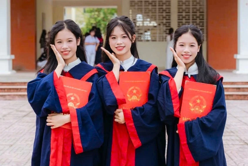 Người mẹ nuôi 3 con gái sinh 3 cùng trúng tuyển lớp 10 trường chuyên nức tiếng Người mẹ nuôi 3 con gái sinh 3 cùng trúng tuyển lớp 10 trường chuyên nức tiếng