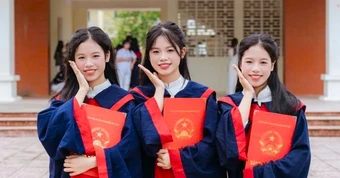 Người mẹ nuôi 3 con gái sinh 3 cùng trúng tuyển lớp 10 trường chuyên nức tiếng
