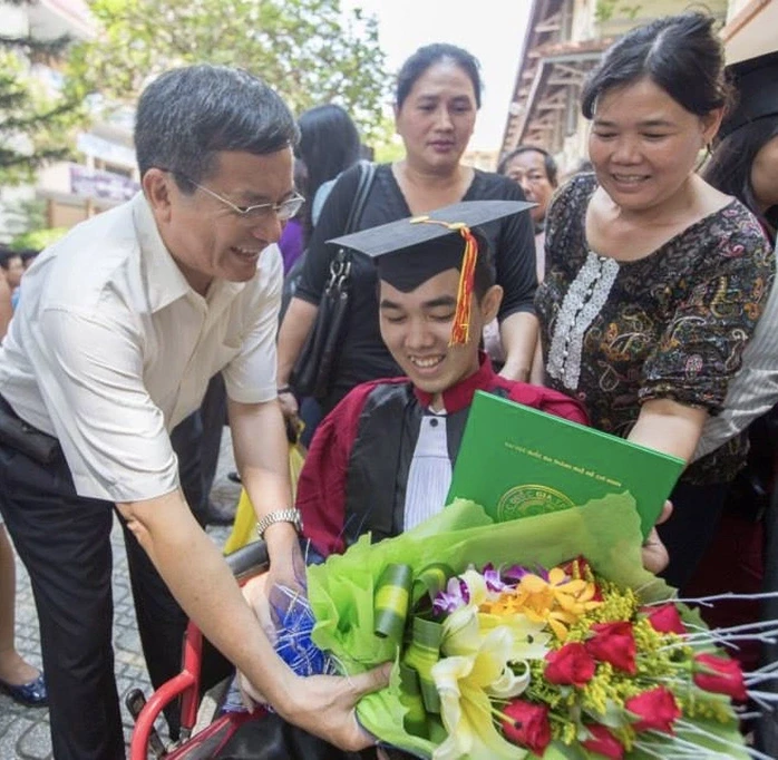 Người thầy kính yêu: "Thầy mong được làm bạn với con" Người thầy kính yêu: "Thầy mong được làm bạn với con"