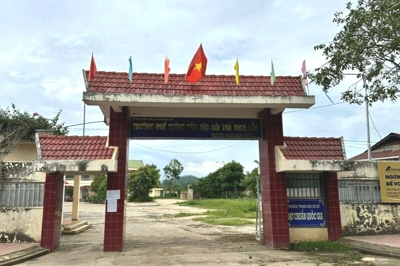 Nguyên hiệu trưởng chiếm gần 500m2 đất của trường, ở 15 năm không chịu trả Nguyên hiệu trưởng chiếm gần 500m2 đất của trường, ở 15 năm không chịu trả