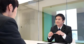 Nhà tuyển dụng hỏi: "Một cộng một bằng mấy?" - Người đáp "2" bị cười nhạo và loại ngay lập tức!