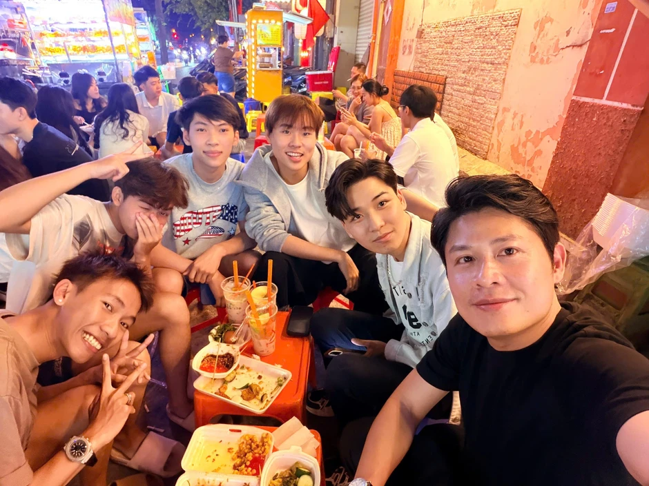 Nhạc sĩ Nguyễn Văn Chung sốc khi bạn cùng lớp nói “anh bằng tuổi mẹ em”