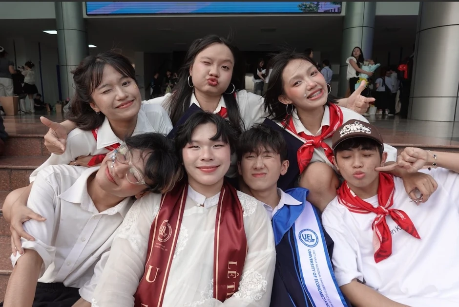 Nhận bằng cử nhân, chàng trai thuê người lên múa phụ họa Nhận bằng cử nhân, chàng trai thuê người lên múa phụ họa