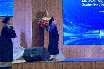 Nhận bằng cử nhân, chàng trai thuê người lên múa phụ họa Nhận bằng cử nhân, chàng trai thuê người lên múa phụ họa