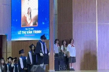 Nhận bằng cử nhân, chàng trai thuê người lên múa phụ họa Nhận bằng cử nhân, chàng trai thuê người lên múa phụ họa