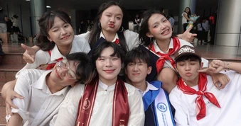 Nhận bằng cử nhân, chàng trai thuê người lên múa phụ họa