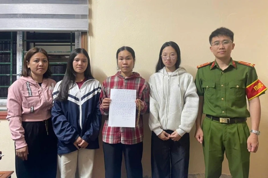 Nhặt được dây chuyền 5 chỉ vàng, 2 nữ sinh đến công an giao nộp Nhặt được dây chuyền 5 chỉ vàng, 2 nữ sinh đến công an giao nộp