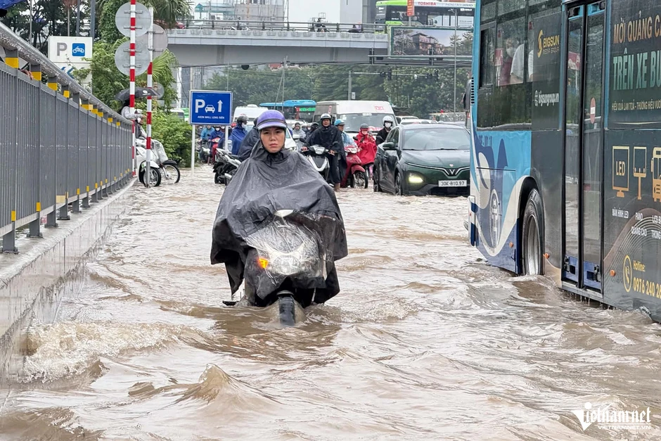 Nhiều trường ở Hà Nội học trực tuyến do mưa ngập Nhiều trường ở Hà Nội học trực tuyến do mưa ngập