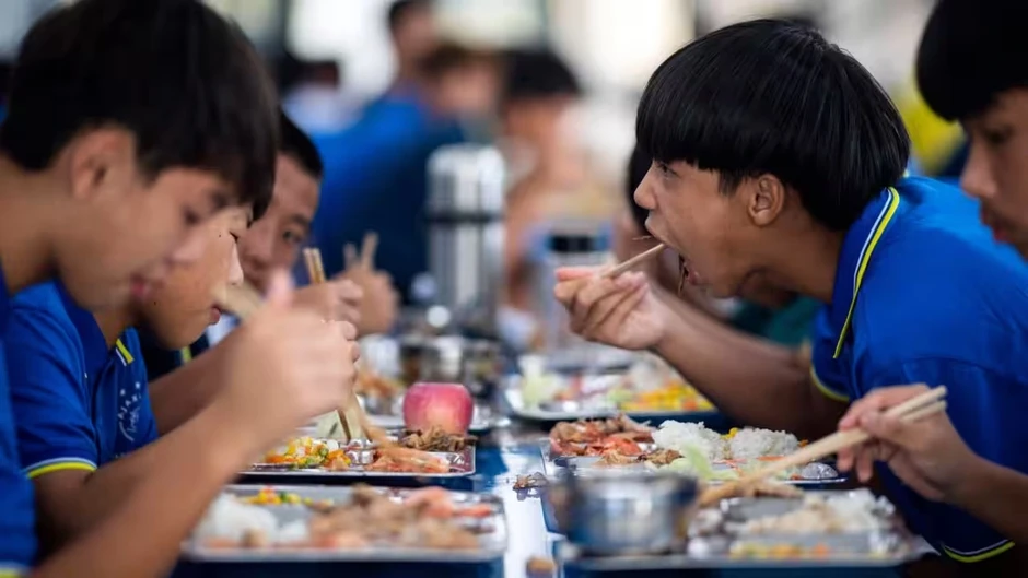 Nhiều vụ ngộ độc bữa trưa ở trường, hiệu trưởng phải ăn cùng học sinh Nhiều vụ ngộ độc bữa trưa ở trường, hiệu trưởng phải ăn cùng học sinh