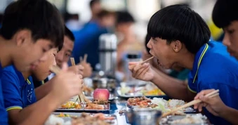 Nhiều vụ ngộ độc bữa trưa ở trường, hiệu trưởng phải ăn cùng học sinh
