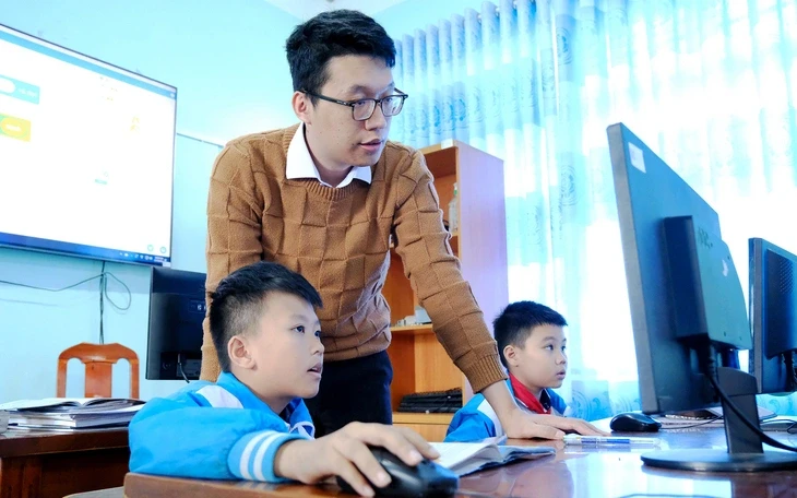 Nhớ bụi phấn trên mái tóc thầy cô - Kỳ cuối: Thầy hiệu trưởng trường làng Nhớ bụi phấn trên mái tóc thầy cô - Kỳ cuối: Thầy hiệu trưởng trường làng