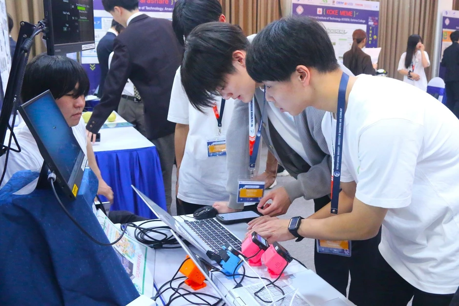 Nhóm sinh viên Trường ĐH Công nghệ giành giải Ba cuộc thi lập trình quốc tế 2026 Nhóm sinh viên Trường ĐH Công nghệ giành giải Ba cuộc thi lập trình quốc tế 2026
