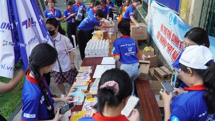 Những hình ảnh đẹp của sinh viên tình nguyện trong kỳ thi tốt nghiệp THPT 2026 Những hình ảnh đẹp của sinh viên tình nguyện trong kỳ thi tốt nghiệp THPT 2026