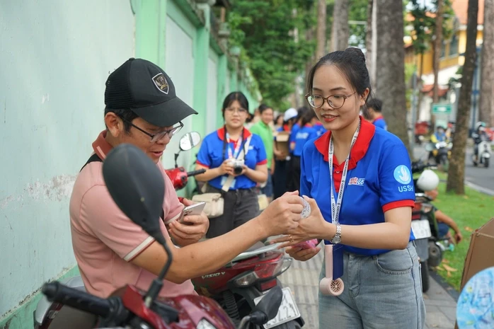 Những hình ảnh đẹp của sinh viên tình nguyện trong kỳ thi tốt nghiệp THPT 2026 Những hình ảnh đẹp của sinh viên tình nguyện trong kỳ thi tốt nghiệp THPT 2026