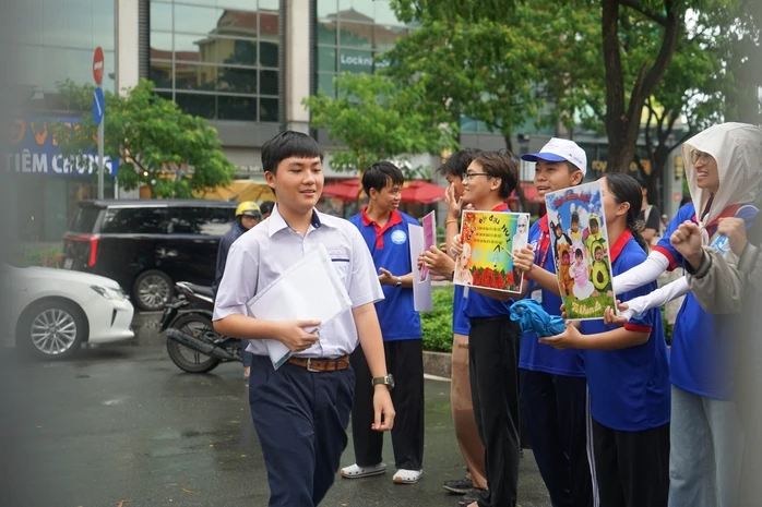 Những hình ảnh đẹp của sinh viên tình nguyện trong kỳ thi tốt nghiệp THPT 2026 Những hình ảnh đẹp của sinh viên tình nguyện trong kỳ thi tốt nghiệp THPT 2026