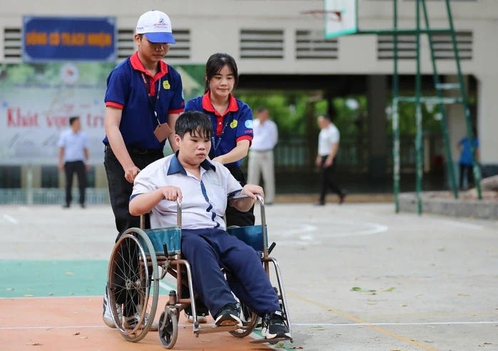 Những hình ảnh đẹp của sinh viên tình nguyện trong kỳ thi tốt nghiệp THPT 2026 Những hình ảnh đẹp của sinh viên tình nguyện trong kỳ thi tốt nghiệp THPT 2026