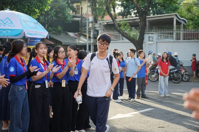 Những hình ảnh đẹp của sinh viên tình nguyện trong kỳ thi tốt nghiệp THPT 2026 Những hình ảnh đẹp của sinh viên tình nguyện trong kỳ thi tốt nghiệp THPT 2026