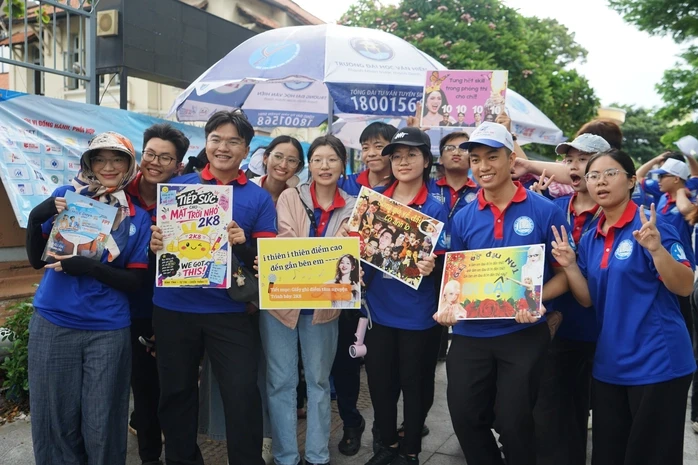Những hình ảnh đẹp của sinh viên tình nguyện trong kỳ thi tốt nghiệp THPT 2026 Những hình ảnh đẹp của sinh viên tình nguyện trong kỳ thi tốt nghiệp THPT 2026