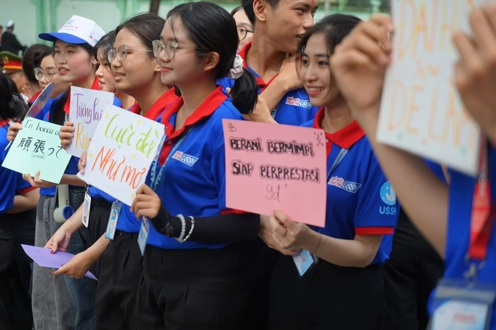 Những hình ảnh đẹp của sinh viên tình nguyện trong kỳ thi tốt nghiệp THPT 2026 Những hình ảnh đẹp của sinh viên tình nguyện trong kỳ thi tốt nghiệp THPT 2026
