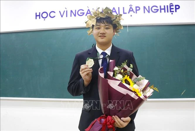 Niềm đam mê bền bỉ của 'Chàng trai Vàng' Olympic Vật lý Quốc tế Niềm đam mê bền bỉ của 'Chàng trai Vàng' Olympic Vật lý Quốc tế