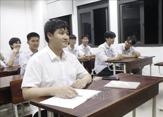 Niềm đam mê bền bỉ của 'Chàng trai Vàng' Olympic Vật lý Quốc tế Niềm đam mê bền bỉ của 'Chàng trai Vàng' Olympic Vật lý Quốc tế
