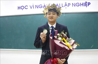 Niềm đam mê bền bỉ của 'Chàng trai Vàng'&nbsp;Olympic Vật lý Quốc tế