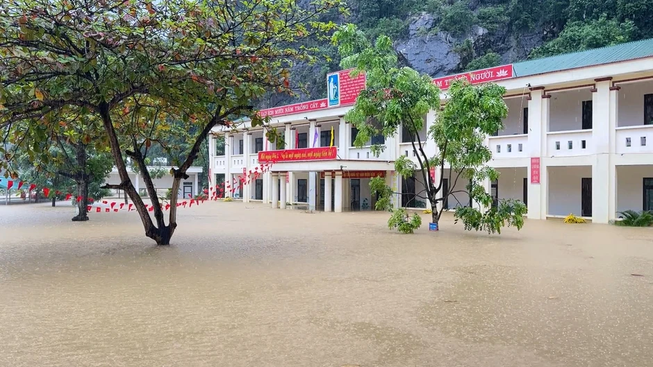 Ninh Bình ngập lụt ảnh hưởng 144 trường, 16.300 học sinh không thể đến lớp Ninh Bình ngập lụt ảnh hưởng 144 trường, 16.300 học sinh không thể đến lớp