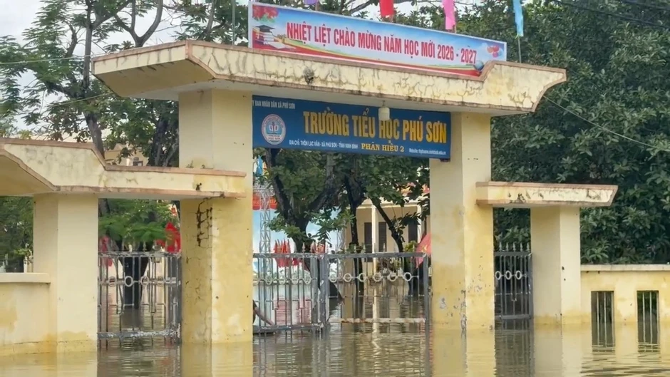 Ninh Bình ngập lụt ảnh hưởng 144 trường, 16.300 học sinh không thể đến lớp Ninh Bình ngập lụt ảnh hưởng 144 trường, 16.300 học sinh không thể đến lớp