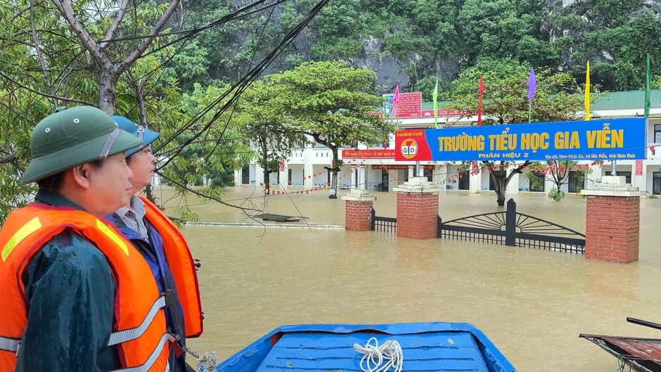 Ninh Bình ngập lụt ảnh hưởng 144 trường, 16.300 học sinh không thể đến lớp Ninh Bình ngập lụt ảnh hưởng 144 trường, 16.300 học sinh không thể đến lớp