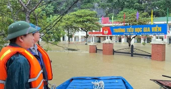 Ninh Bình ngập lụt ảnh hưởng 144 trường, 16.300 học sinh không thể đến lớp