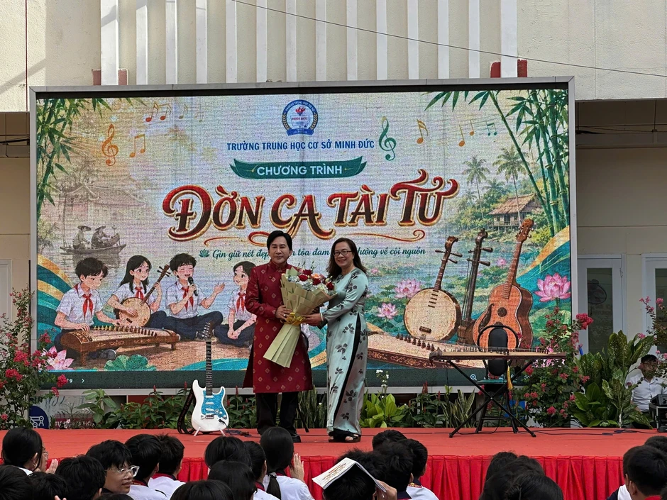 NSƯT Kim Tử Long cùng con tái diễn trích đoạn cải lương kinh điển ở trường học NSƯT Kim Tử Long cùng con tái diễn trích đoạn cải lương kinh điển ở trường học