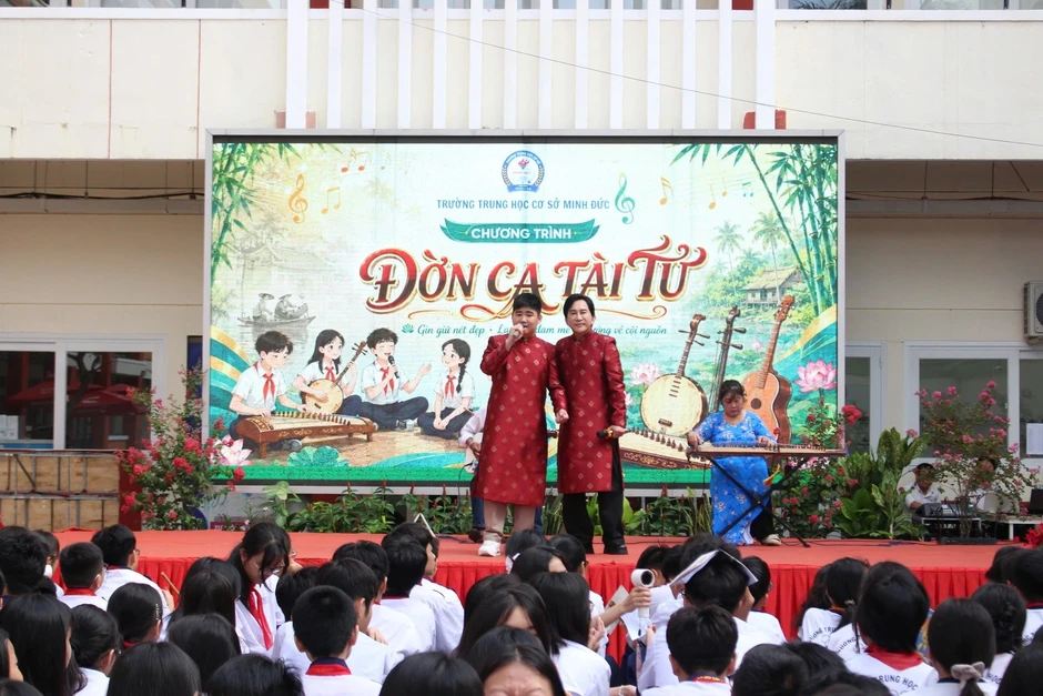 NSƯT Kim Tử Long cùng con tái diễn trích đoạn cải lương kinh điển ở trường học NSƯT Kim Tử Long cùng con tái diễn trích đoạn cải lương kinh điển ở trường học