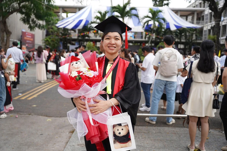 Nữ bác sĩ bầu đôi hơn 8 tháng vượt 250km nhận bằng: "3 mẹ con cùng tốt nghiệp" gây xúc động Nữ bác sĩ bầu đôi hơn 8 tháng vượt 250km nhận bằng: "3 mẹ con cùng tốt nghiệp" gây xúc động