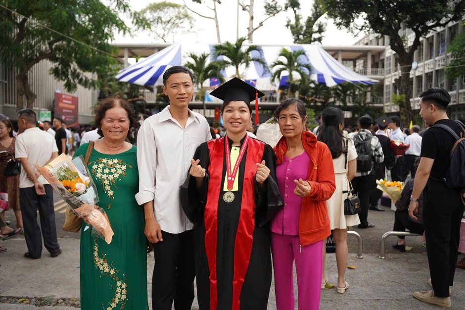 Nữ bác sĩ bầu đôi hơn 8 tháng vượt 250km nhận bằng: "3 mẹ con cùng tốt nghiệp" gây xúc động Nữ bác sĩ bầu đôi hơn 8 tháng vượt 250km nhận bằng: "3 mẹ con cùng tốt nghiệp" gây xúc động