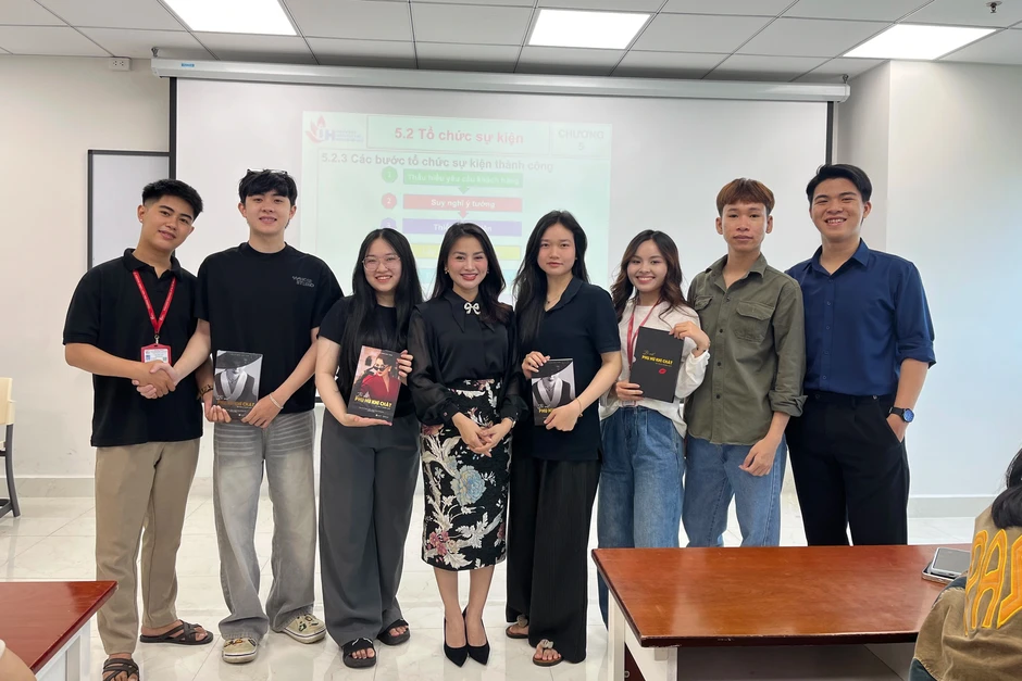 Nữ giảng viên thưởng 1 triệu, tặng son cho sinh viên làm tốt bài tập về nhà Nữ giảng viên thưởng 1 triệu, tặng son cho sinh viên làm tốt bài tập về nhà