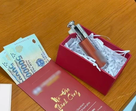 Nữ giảng viên thưởng 1 triệu, tặng son cho sinh viên làm tốt bài tập về nhà Nữ giảng viên thưởng 1 triệu, tặng son cho sinh viên làm tốt bài tập về nhà