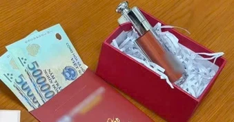 Nữ giảng viên thưởng 1 triệu, tặng son cho sinh viên làm tốt bài tập về nhà
