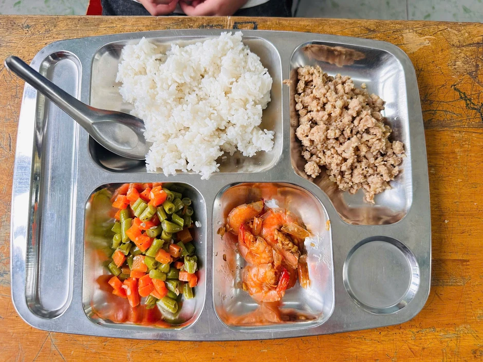 Nữ hiệu trưởng gửi giấy mời phụ huynh kiểm tra đột xuất bữa ăn bán trú Nữ hiệu trưởng gửi giấy mời phụ huynh kiểm tra đột xuất bữa ăn bán trú
