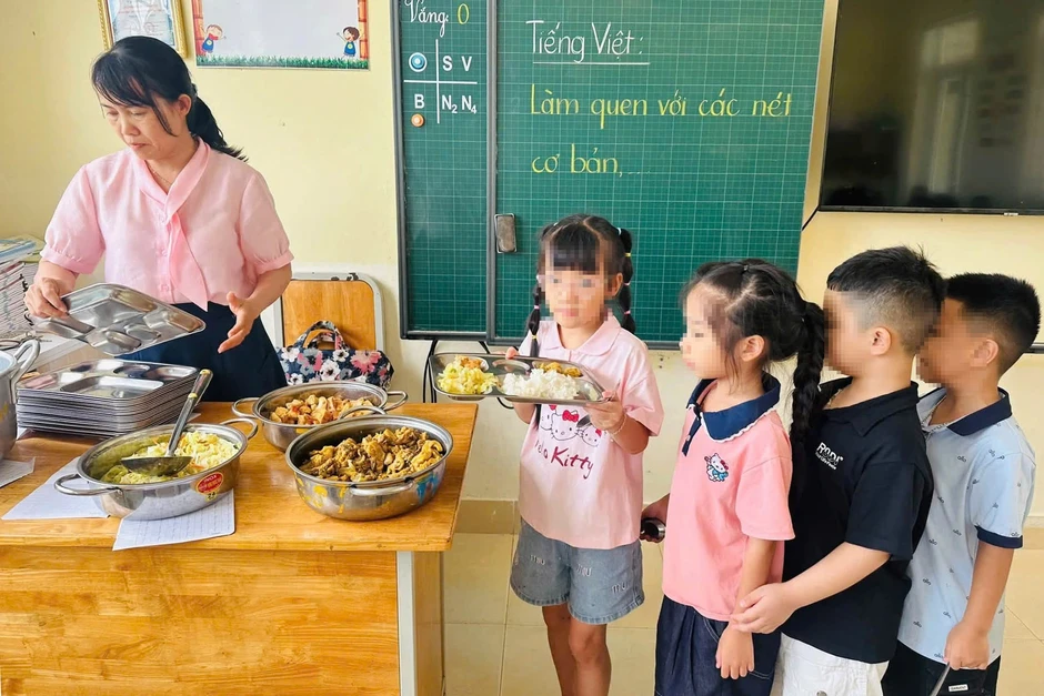 Nữ hiệu trưởng gửi giấy mời phụ huynh kiểm tra đột xuất bữa ăn bán trú Nữ hiệu trưởng gửi giấy mời phụ huynh kiểm tra đột xuất bữa ăn bán trú