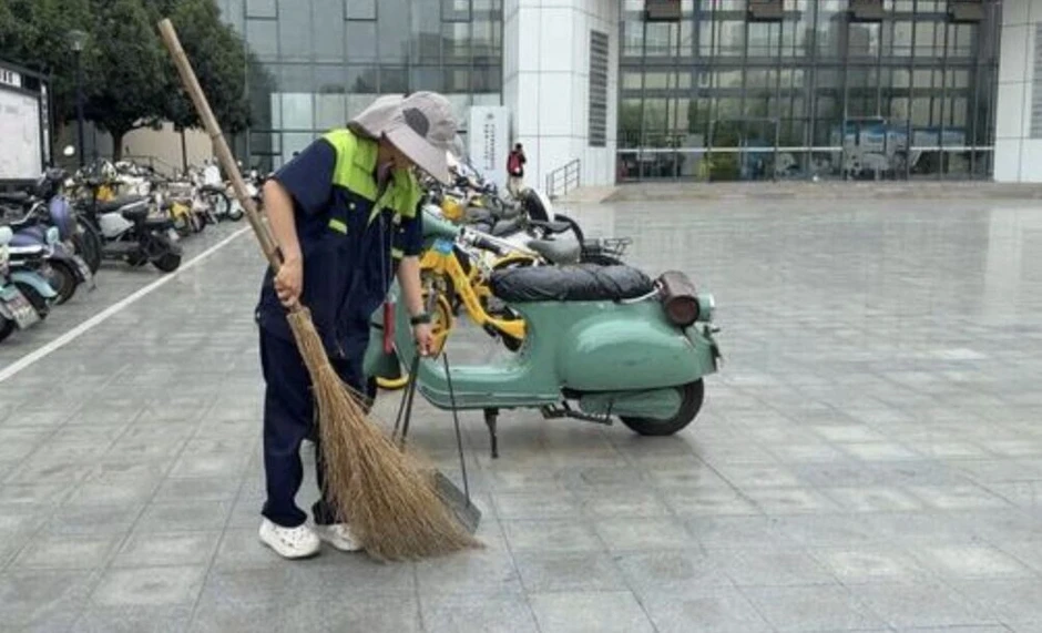 Nữ lao công trúng tuyển thạc sĩ ngay tại ngôi trường đang làm việc Nữ lao công trúng tuyển thạc sĩ ngay tại ngôi trường đang làm việc