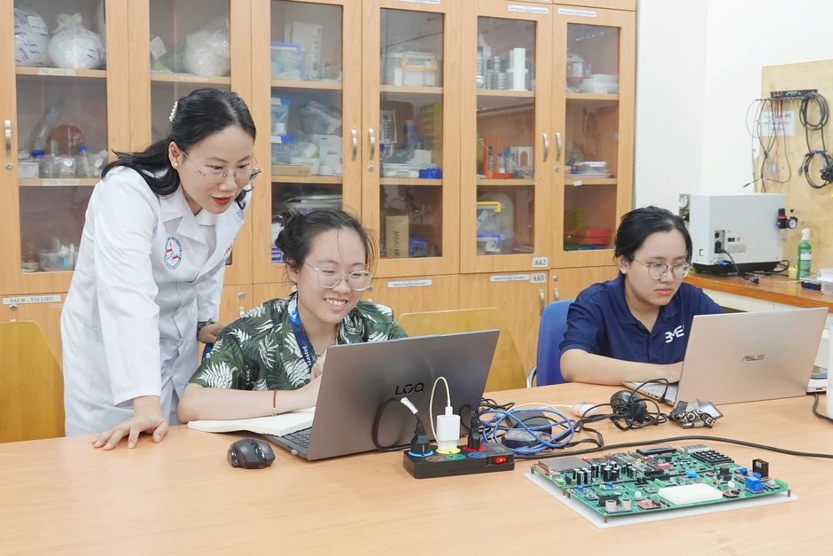 Nữ phó giáo sư “đi đến đâu rinh giải đến đó” tiếp tục chinh phục giải ASEAN Nữ phó giáo sư “đi đến đâu rinh giải đến đó” tiếp tục chinh phục giải ASEAN