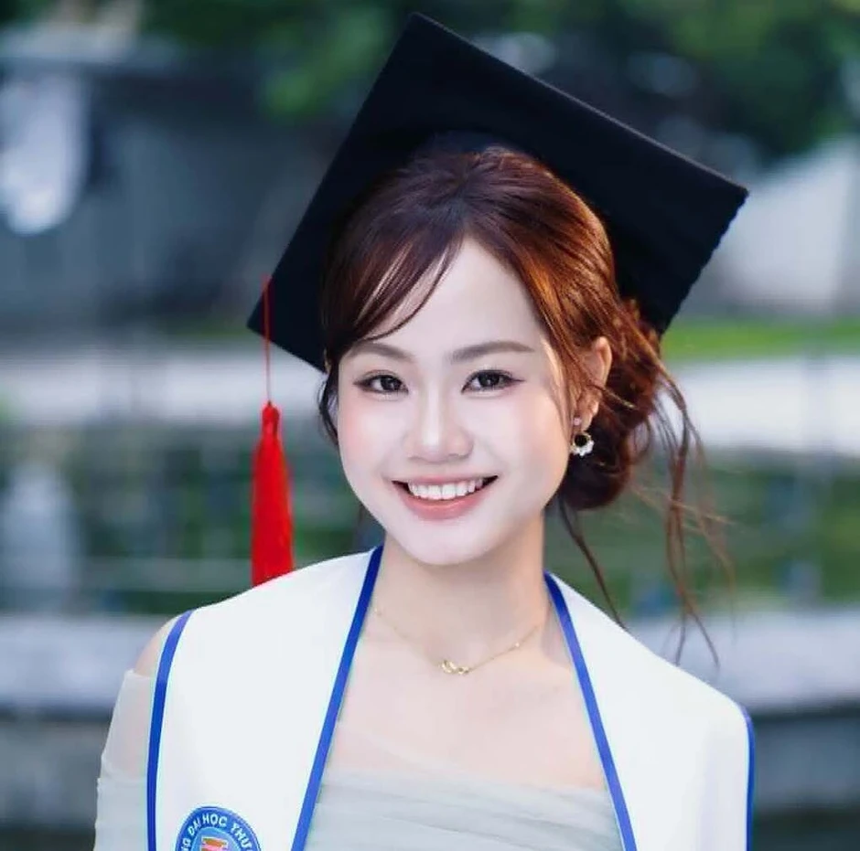Nữ sinh bán đồ cũ tốt nghiệp thủ khoa với điểm tuyệt đối Nữ sinh bán đồ cũ tốt nghiệp thủ khoa với điểm tuyệt đối