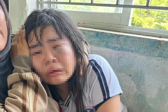 Nữ sinh bị đánh tới tấp trước cổng trường có dấu hiệu hoảng loạn, nôn ói Nữ sinh bị đánh tới tấp trước cổng trường có dấu hiệu hoảng loạn, nôn ói